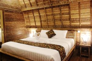 Phòng Deluxe hướng núi giường đôi hoặc 2 giường đơn (Deluxe Double or Twin Room with Mountain View)