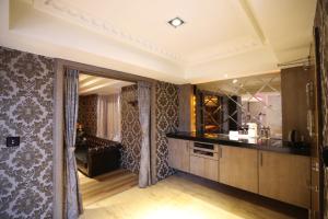 Phòng Giường Đôi Lớn Loại Sang (Deluxe Queen Room)
