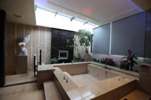 Phòng Giường Đôi Lớn Loại Sang (Deluxe Queen Room)