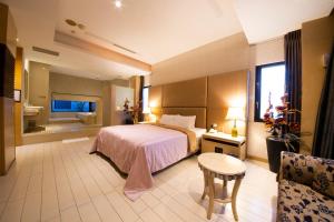 Phòng Có Giường Cỡ Queen Và Bồn Tắm Spa (Queen Room with Spa Bath)