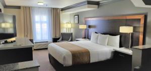 Deluxe Suite King Room room in Comfort Inn & Suites Near Universal - North Hollywood – Burbank