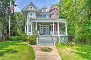 1878 Victorian Home in Historic Dwtn Hot Springs! in Hot Springs