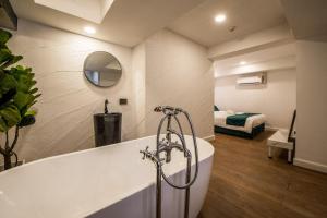 Suite 2 Phòng Ngủ (Two-Bedroom Suite)