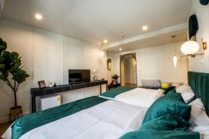Phòng Deluxe Có 2 Giường Cỡ Queen (Deluxe Queen Room with Two Queen Beds)