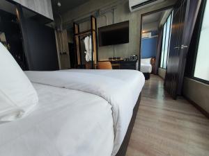 Suite Gia Đình có 1 Giường Lớn, 1 Giường Đôi Lớn và 2 Giường Tầng – Cấm Hút Thuốc (Family Suite with 1 King Bed, 1 Queen Bed and 2 Bunk Beds - Non-Smoking)