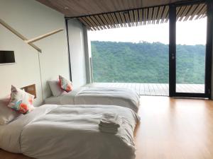 Phòng Deluxe hướng núi giường đôi hoặc 2 giường đơn (Deluxe Double or Twin Room with Mountain View)