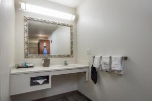 King Room with Roll-In Shower - Disability Access room in Atherton Park Inn and Suites