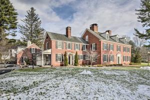Grand Estate with Courtyard - 2 Mi to Downtown! in Mendon