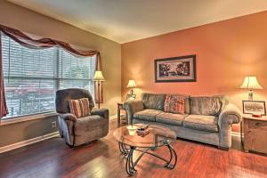 Parkway Condo about Walk to Island in Pigeon Forge! in Pigeon Forge