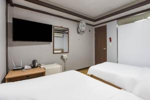 Phòng 3 Người Có Vòi Sen (Triple Room with Shower)