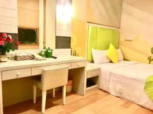 Phòng Giường Đôi có cửa sổ mở ra hành lang (Double Room with window facing hall)