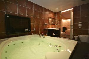 Phòng Giường Đôi Đi Kèm Chỗ Đỗ Xe Riêng (Nhận Phòng Lúc 18:00) (Double Room with Private Parking (Check-in at 18:00))