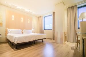 Family Room (2 Adults + 2 Children) room in Abba Madrid