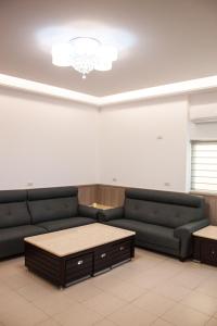 Nhà 4 Phòng Ngủ (Four-Bedroom House)