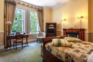 Deluxe Double Room with Bath and Shower room in Victoria House