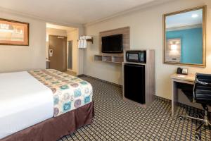 King Room - Smoking  room in Ramada by Wyndham Houston Intercontinental Airport South