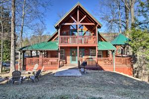 Holiday Home room in Downtown Gatlinburg Lodge with Hot Tub and Game Room!