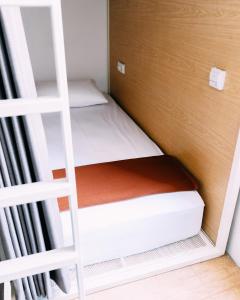 Phòng Ngủ Tập Thể Cho Cả Nam Và Nữ (Mixed Dormitory Room)