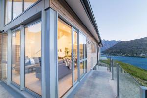 Apartment with Lake View room in Bluewater Queenstown - Stunning Lake Views
