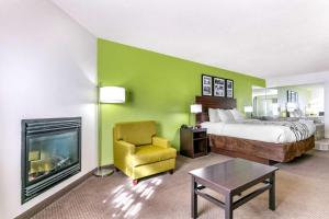 King Suite - Non-Smoking room in Sleep Inn & Suites Near Sports World Blvd.