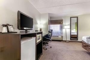 King Room - Disability Access/Non-Smoking room in Sleep Inn & Suites Near Sports World Blvd.