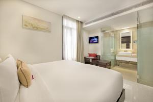 Phòng Đôi Loại Sang Nhìn Ra Một Phần Đại Dương (Deluxe Partial Ocean View Double Room)