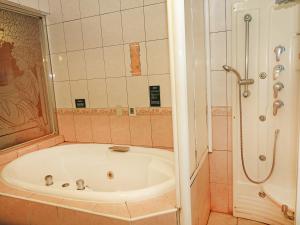 Phòng Có Giường Cỡ Queen Và Bồn Tắm Spa (Queen Room with Spa Bath)