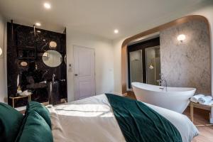 Suite 3 Phòng Ngủ (Three-Bedroom Suite)