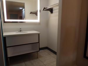 Deluxe Double Room room in Howard Johnson by Wyndham Dover
