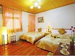 Ngôi Nhà 5 Phòng Ngủ (Five-Bedroom House)