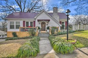 Vibrant Home with Deck and Yard, 2 Mi to Oaklawn Casino in Hot Springs