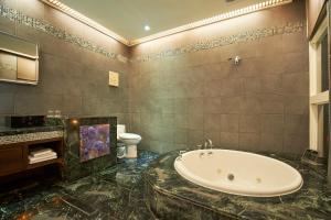 Phòng Đôi Thương Gia có Bồn Tắm Nước Khoáng (Business Double Room with Spa Bath)