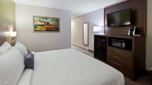 King Room with Mobility Accessible Tub room in Best Western Niceville - Eglin AFB Hotel