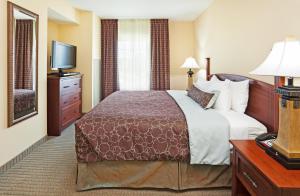 One-Bedroom King Suite - Non-Smoking room in Staybridge Suites-Knoxville Oak Ridge, an IHG Hotel