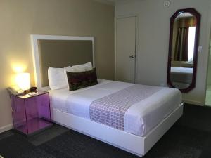 Queen Room - Disability Access room in Inn at Golden Gate