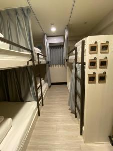 Phòng Gia Đình 6 Người Với Phòng Tắm Chung (6 Person Family Room with Shared Bathroom )