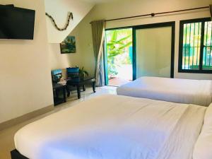 Phòng Bốn Người Hướng Bể Bơi (Pool View Quadruple Room)