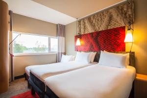 Superior Room with twin bed and 1 Sofa Bed room in Ibis Schiphol Amsterdam Airport