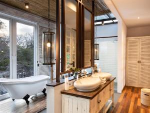 Biệt Thự Cây Đước Gần Đại Dương (Oceanfront Mangrove Villa)
