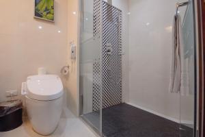 Phòng Gia Đình Cao Cấp có Vòi Sen (Superior Family Room with Shower)