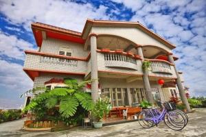 Ngôi Nhà 5 Phòng Ngủ (Five-Bedroom House)