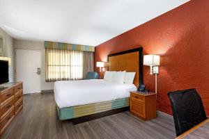 King Room room in La Quinta Inn by Wyndham Tampa Bay Airport