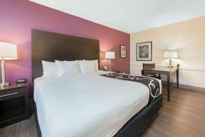 Deluxe King Room room in La Quinta Inn by Wyndham Miami Airport North