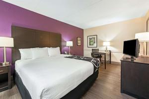 King Room with Mobility/Hearing Impaired Access - Non-Smoking room in La Quinta Inn by Wyndham Miami Airport North