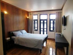 Standard Double Room with Balcony - Building B room in The Royal ThaTien Village