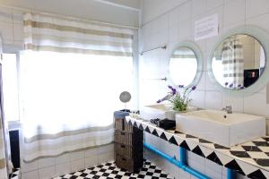 Phòng Giường Đôi Với Phòng Tắm Chung (Double Room with Shared Bathroom)
