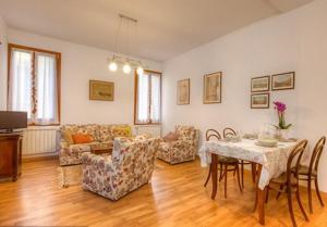 Two-Bedroom Apartment room in Apostoli