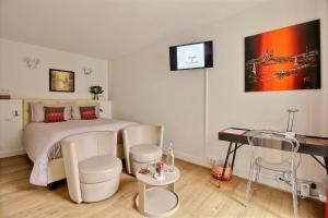 Queen Room with Spa Bath room in Assia & Nathalie - Luxury B&B MARAIS