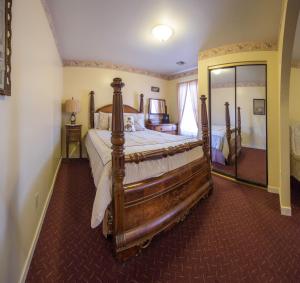 Deluxe Queen Room room in Historic Cary House Hotel