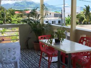 Apartment with 2 bedrooms in Mahebourg with wonderful sea view enclosed garden and WiFi 300 m from the beach in Pereybere